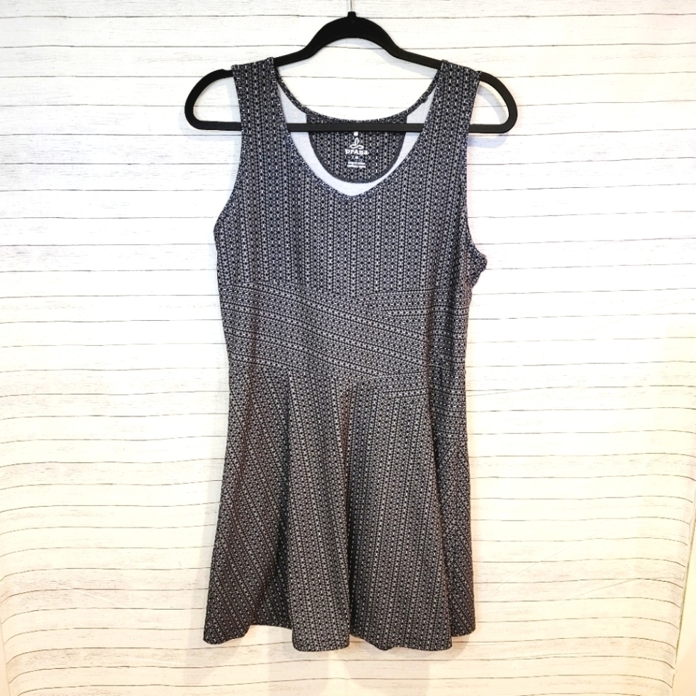 PRANA FIT & FLARE DRESS GRAY IN GEO PATTERN, SZ MEDIUM